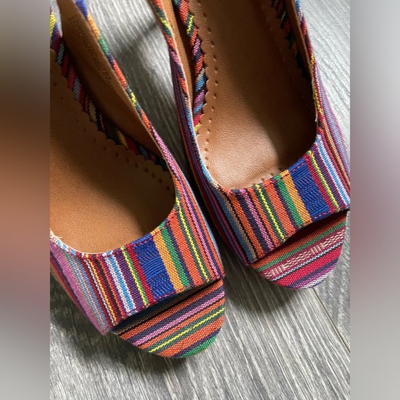 NEW tribal print slingback heels, never worn - Picture 5 of 8